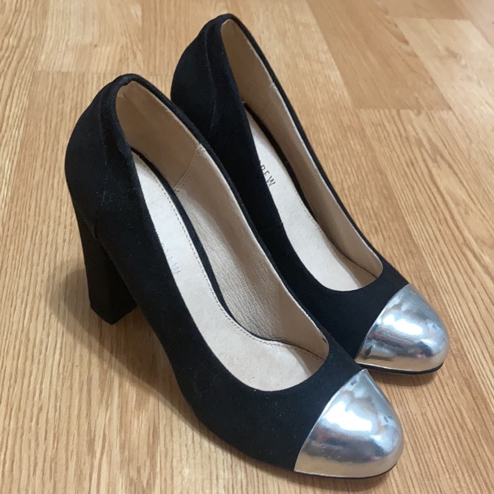 Elegant Chelsea Crew black silver toe pumps.